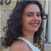 Profesora de lengua y literatura, historia, filosofía, geografía. En general de humanidades